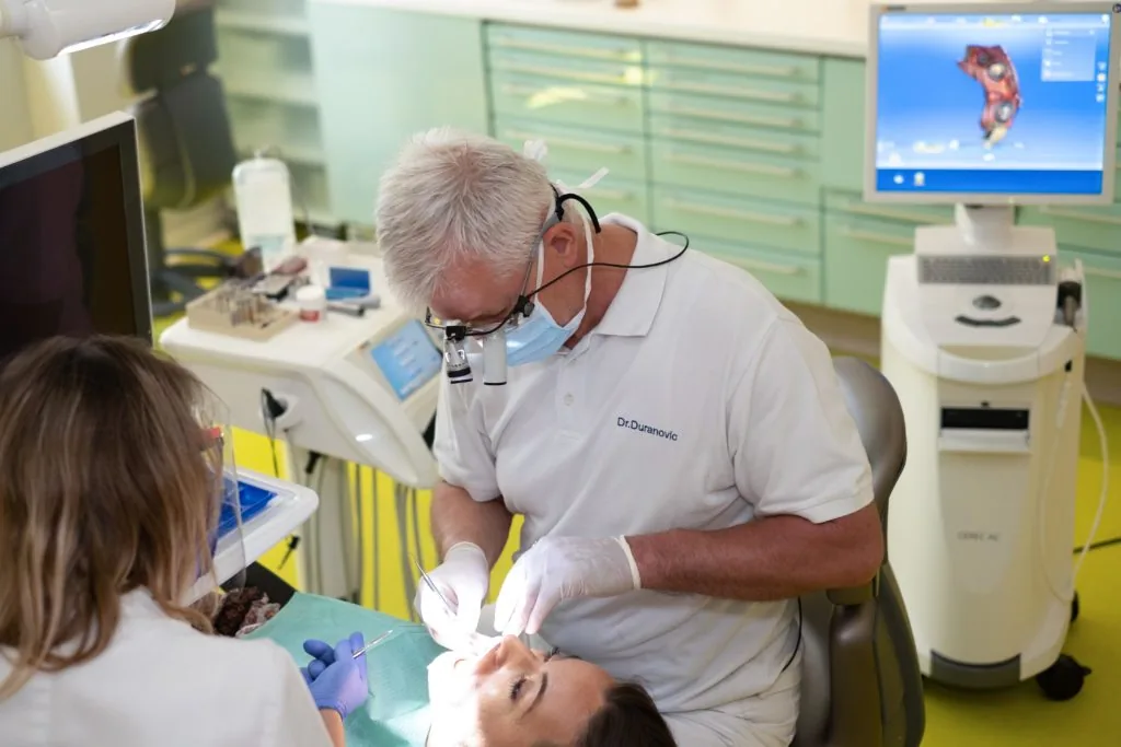 Dr. med. dent. Zijo Duranovic bei einer Behandlung in seiner Praxis